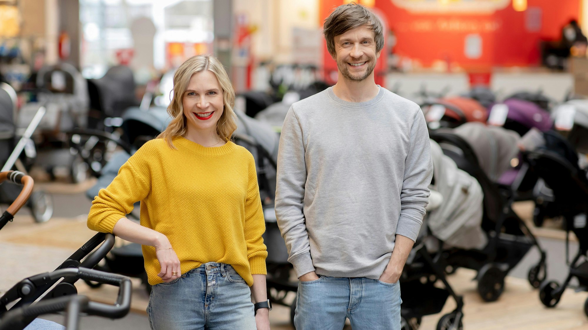 Die Geschwister Anna Weber und Jan Weischer stehen nebeneinander.