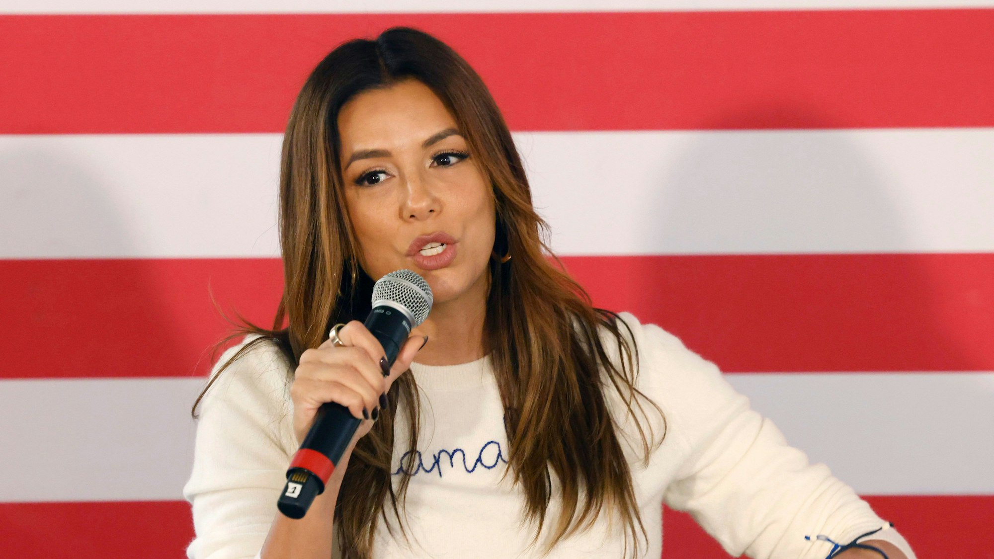 Die Schauspielerin, Regisseurin und Produzentin Eva Longoria spricht bei einer Wahlkampfveranstaltung.
