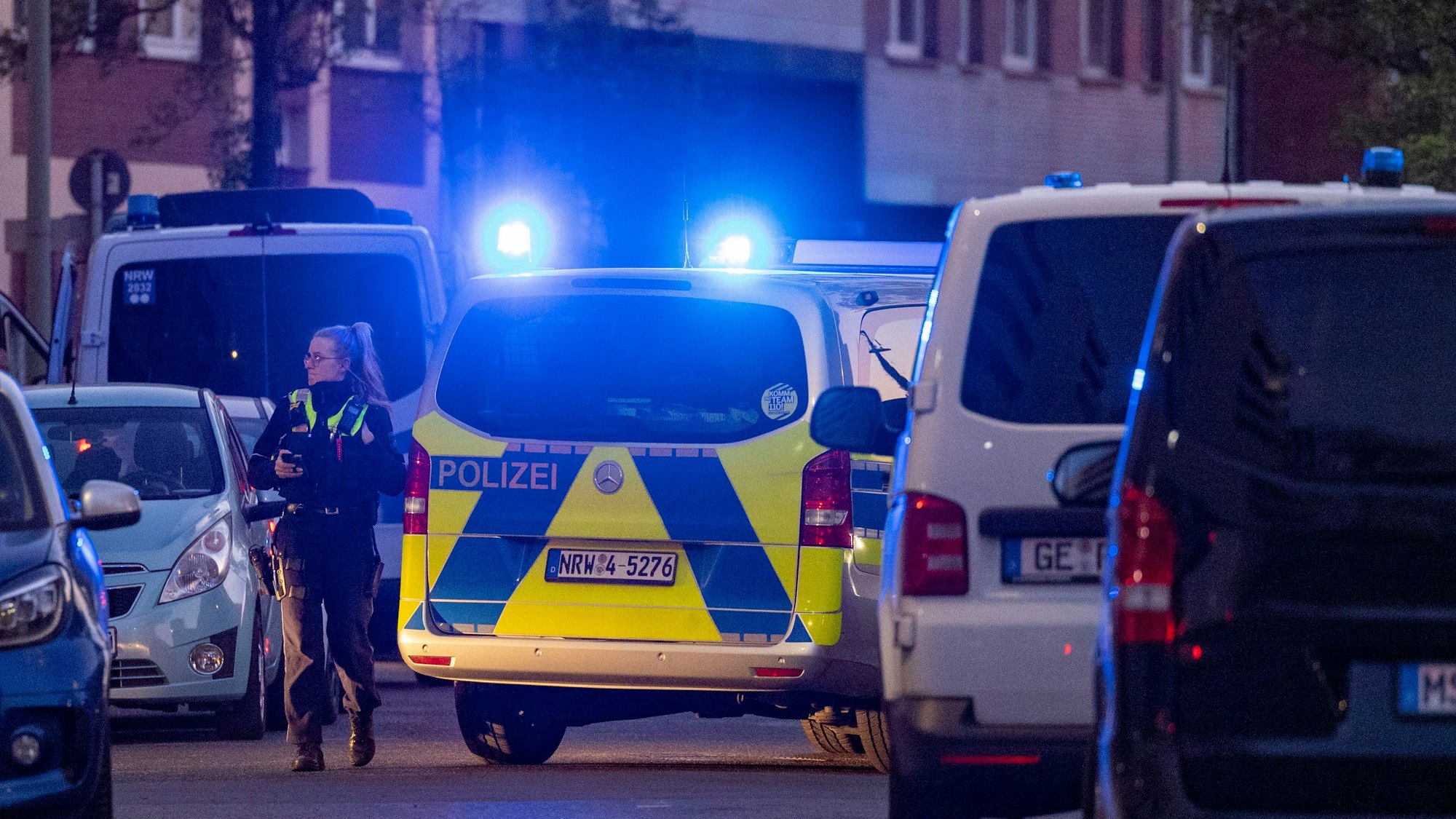 Ein Einsatzwagen der Polizei steht auf einer Straße.