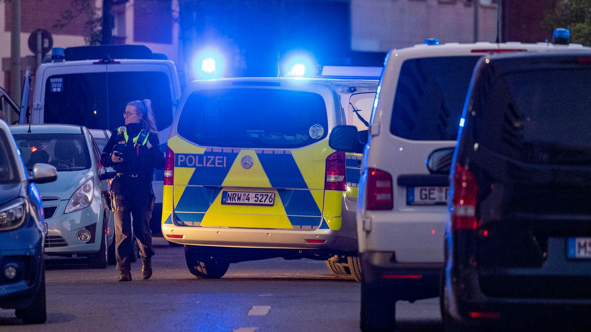 Ein Polizeiauto steht an einem Tatort. (Symbolbild)