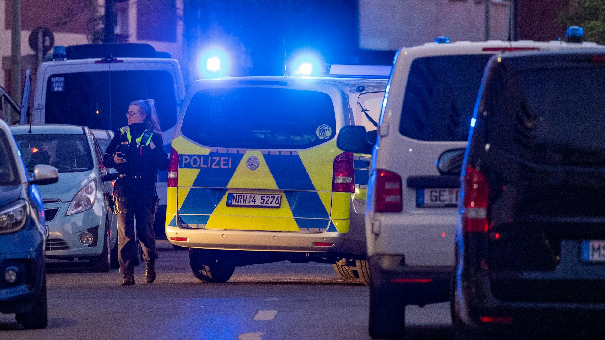 Ein Polizeiauto im Einsatz. Die Polizei sucht nach einer vermissten 15-Jährigen und ihrem Baby. (Symbolbild)