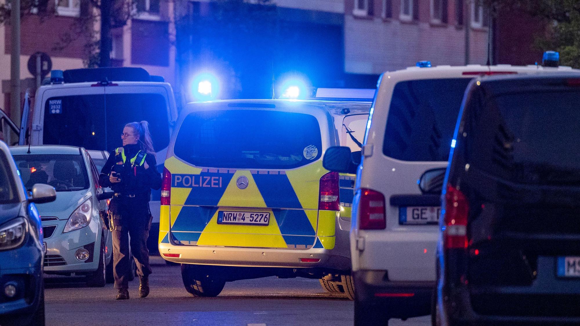 Eine Polizisten steht neben einem Polizeiwagen. (Symbolfoto)