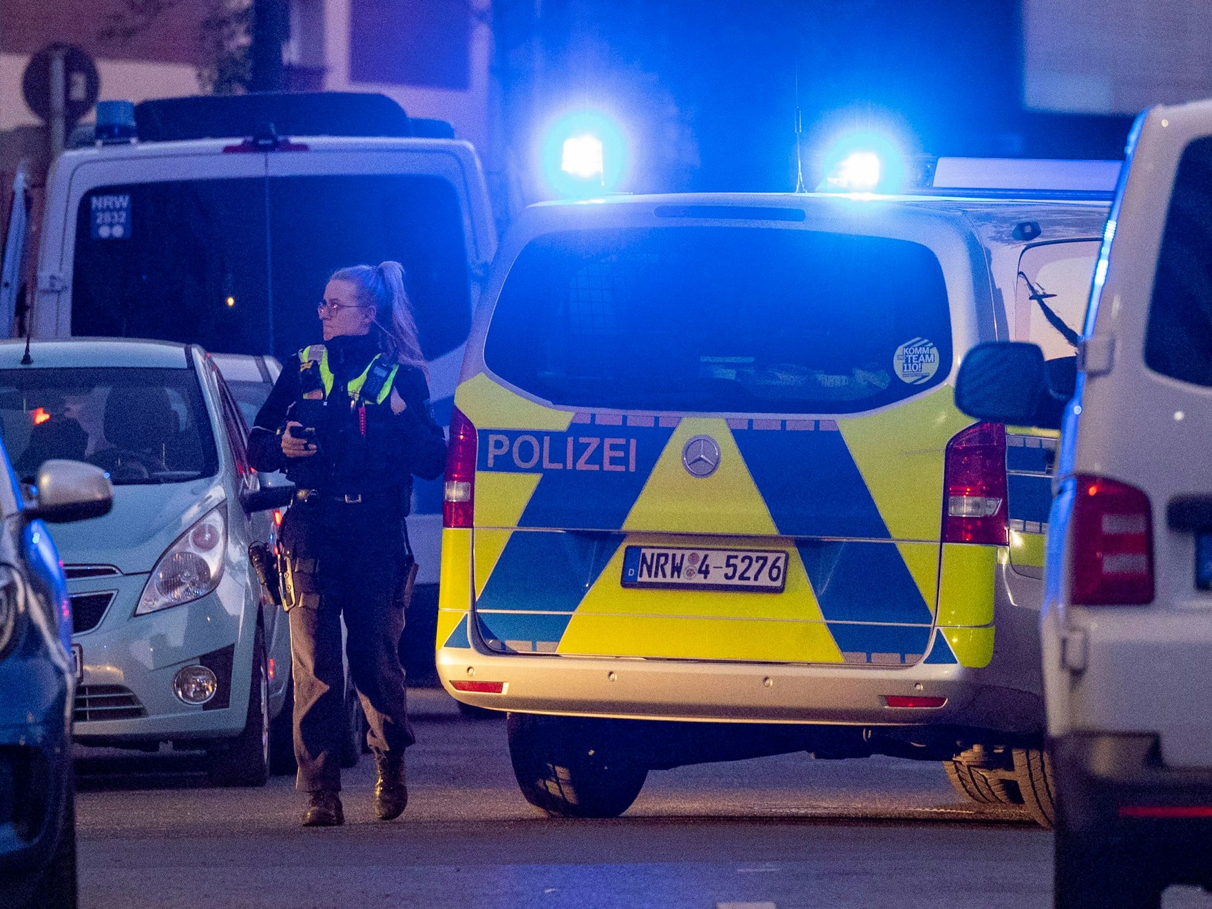 Polizei ist in Duisburg vor einem Parkhaus im Einsatz, nachdem es zuvor zu einer Attacke in einem Fitnessstudio in der Duisburger Innenstadt gekommen war. Dabei wurden am Dienstagabend mehrere Personen schwer verletzt. Das teilte ein Polizeisprecher in Duisburg mit. Der oder die Täter sind auf der Flucht vor der Polizei. +++ dpa-Bildfunk +++