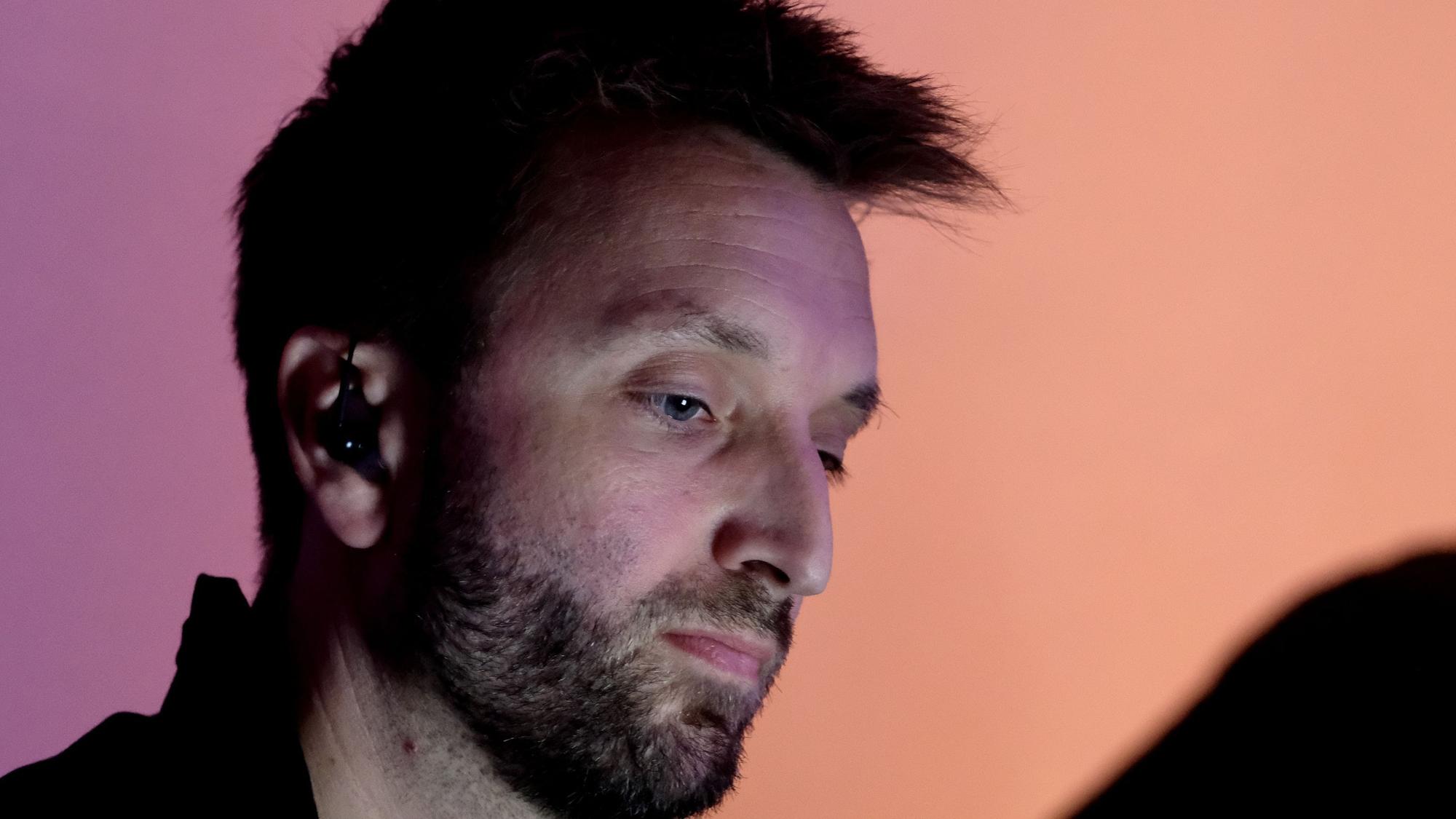 Der Pianist Fabian Sennholz hat auch schon für Tim Bendzko gearbeitet - im Studio ebenso wie auf der Live-Bühne.
