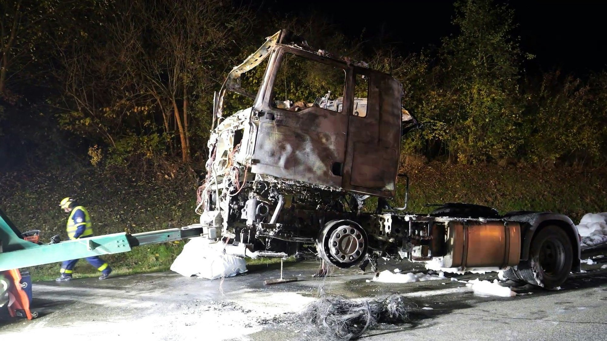 15.11.2024, Hessen, Bad Hersfeld: Die Zugmaschine eines LKW ist völlig ausgebrannt. Ein brennender Lastwagen mit Süßigkeiten hat auf der A7 einen mehr als 20 Kilometer langen Stau verursacht.