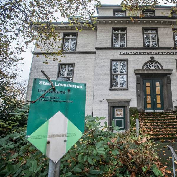 In der seit Jahren leerstehende Opladener Landwirtschaftsschule (Architekt Peter Klotzbach) war chemische Untersuchungsinstitut des Leverkusener Umweltamts ansässig.