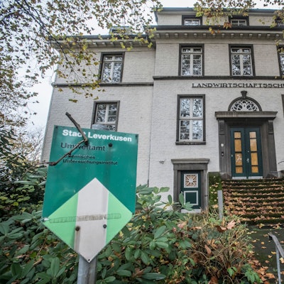 In der seit Jahren leerstehende Opladener Landwirtschaftsschule (Architekt Peter Klotzbach) war chemische Untersuchungsinstitut des Leverkusener Umweltamts ansässig.