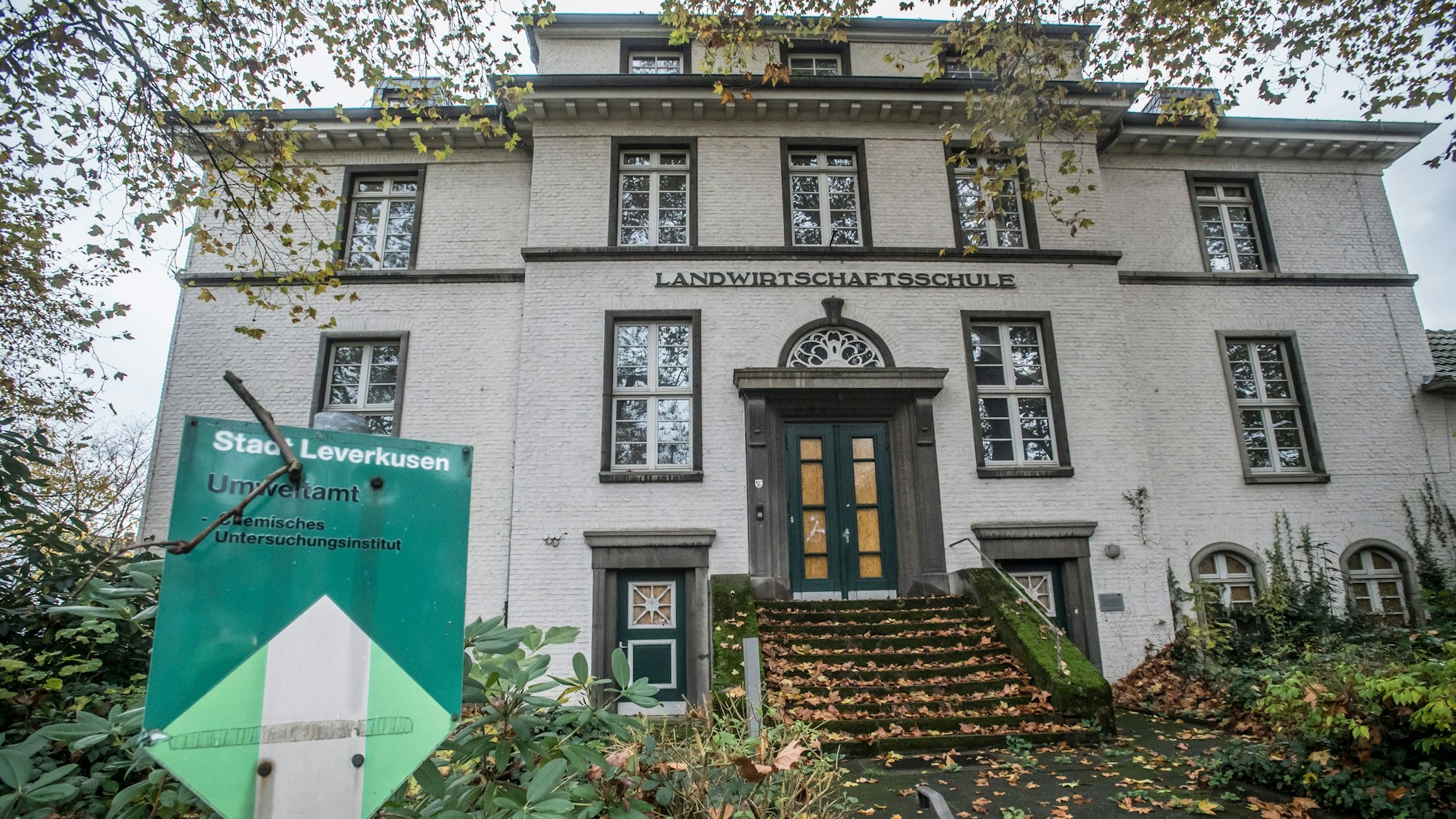 In der seit Jahren leerstehende Opladener Landwirtschaftsschule (Architekt Peter Klotzbach) war chemische Untersuchungsinstitut des Leverkusener Umweltamts ansässig.