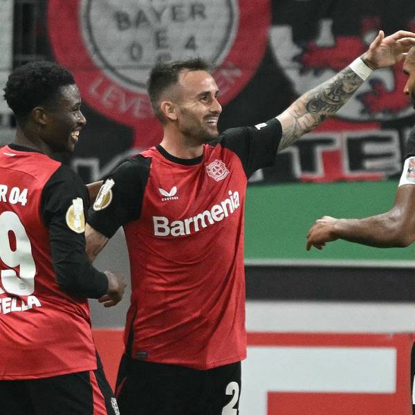 Bayer Leverkusens Aleix Garcia feiert sein Tor gegen Elversberg.