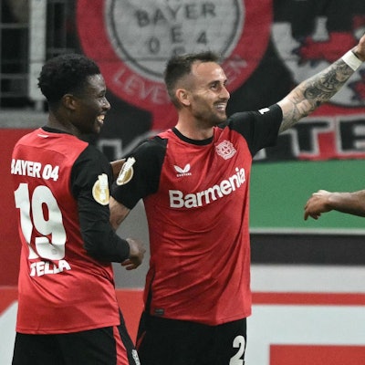 Bayer Leverkusens Aleix Garcia feiert sein Tor gegen Elversberg.