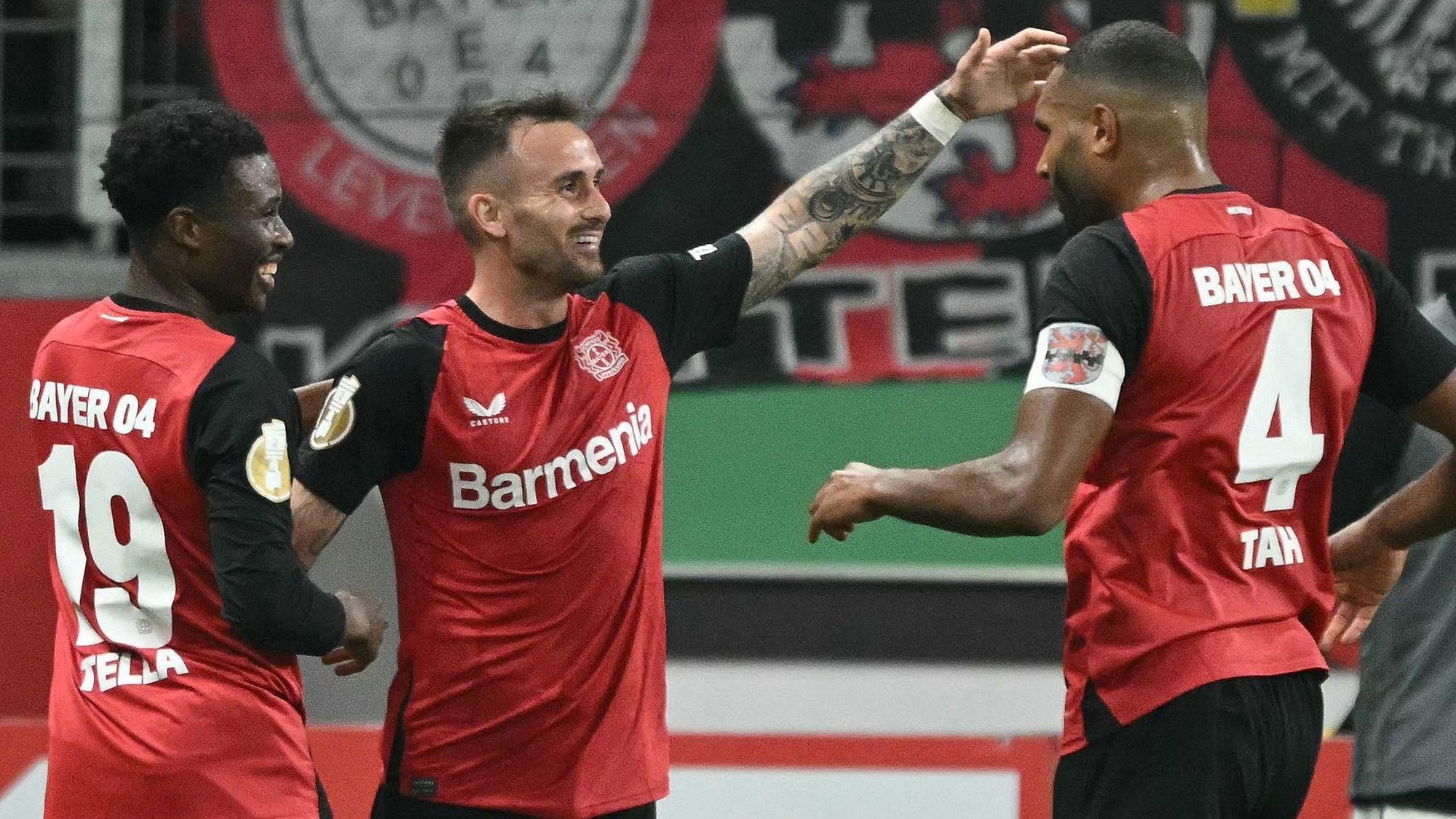 Bayer Leverkusens Aleix Garcia feiert sein Tor gegen Elversberg.