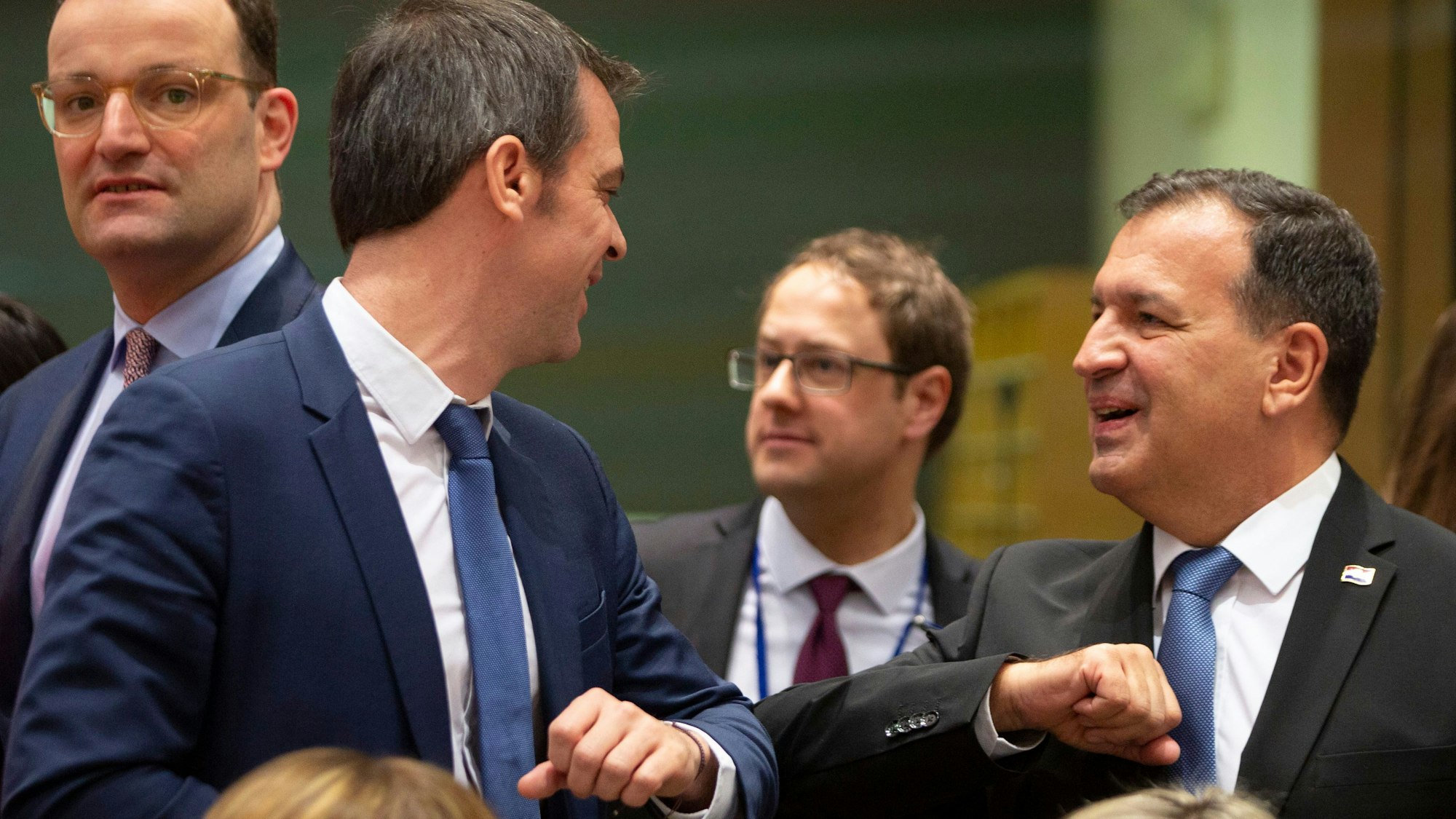 06.03.2020, Belgien, Brüssel: Vili Beros (r), Gesundheitsminister in Kroatien, und Olivier Veran (2.v.l), Gesundheitsminister in Frankreich, begrüßen sich neben Jens Spahn (CDU, l), Bundesgesundheitsminister, während eines außerordentlichen Treffens der EU-Gesundheitsminister mit den Ellbogen.