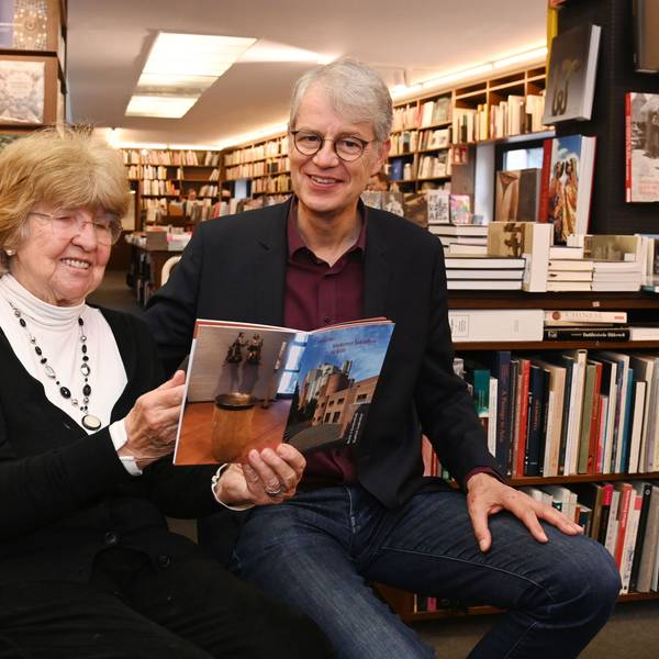 Hiltrud Kier, ehemalige Stadtkonservatorin, und Martin Struck stellen in der Buchhandlung König die Schriftenreihe „Moderner Sakralbau in Köln“ vor.
