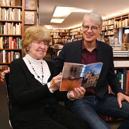 Hiltrud Kier, ehemalige Stadtkonservatorin, und Martin Struck stellen in der Buchhandlung König die Schriftenreihe „Moderner Sakralbau in Köln“ vor.