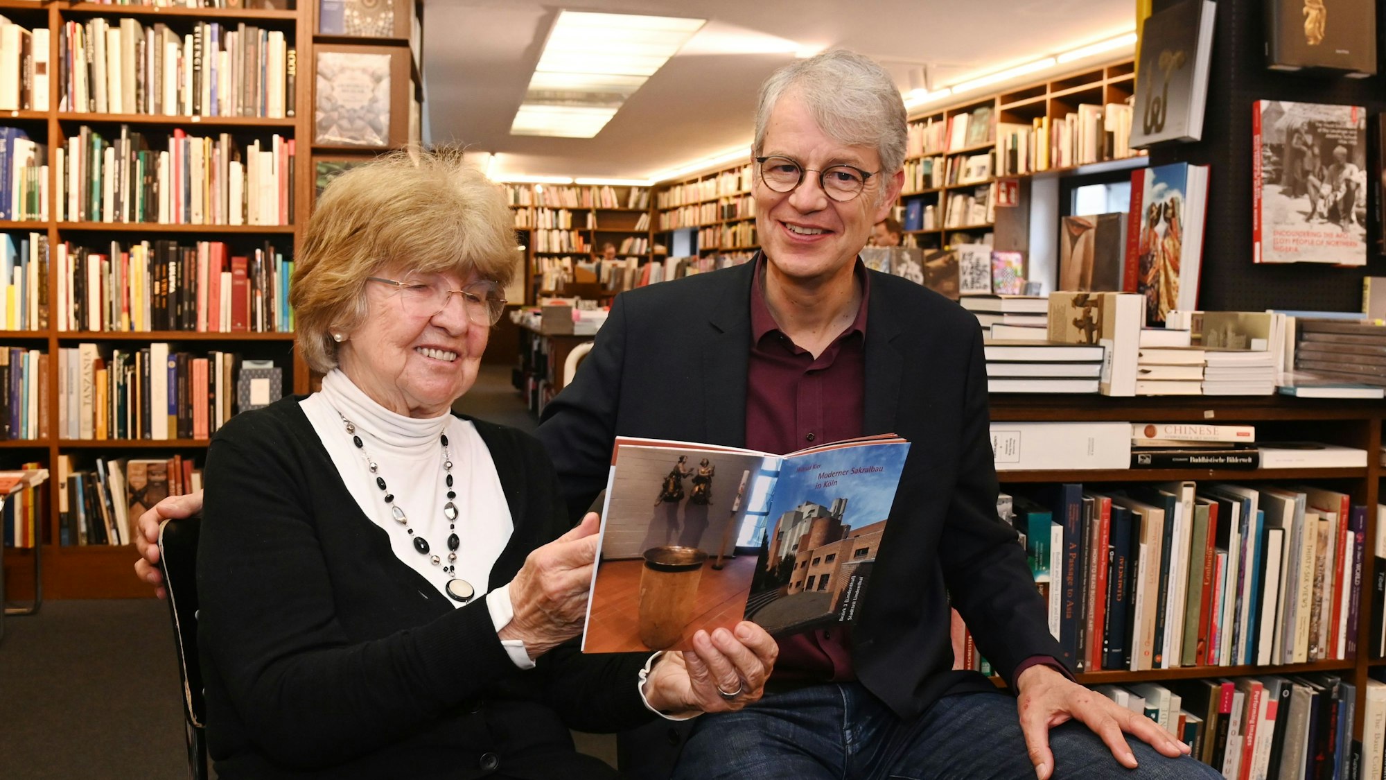 Hiltrud Kier, ehemalige Stadtkonservatorin, und Martin Struck stellen in der Buchhandlung König die Schriftenreihe „Moderner Sakralbau in Köln“ vor.