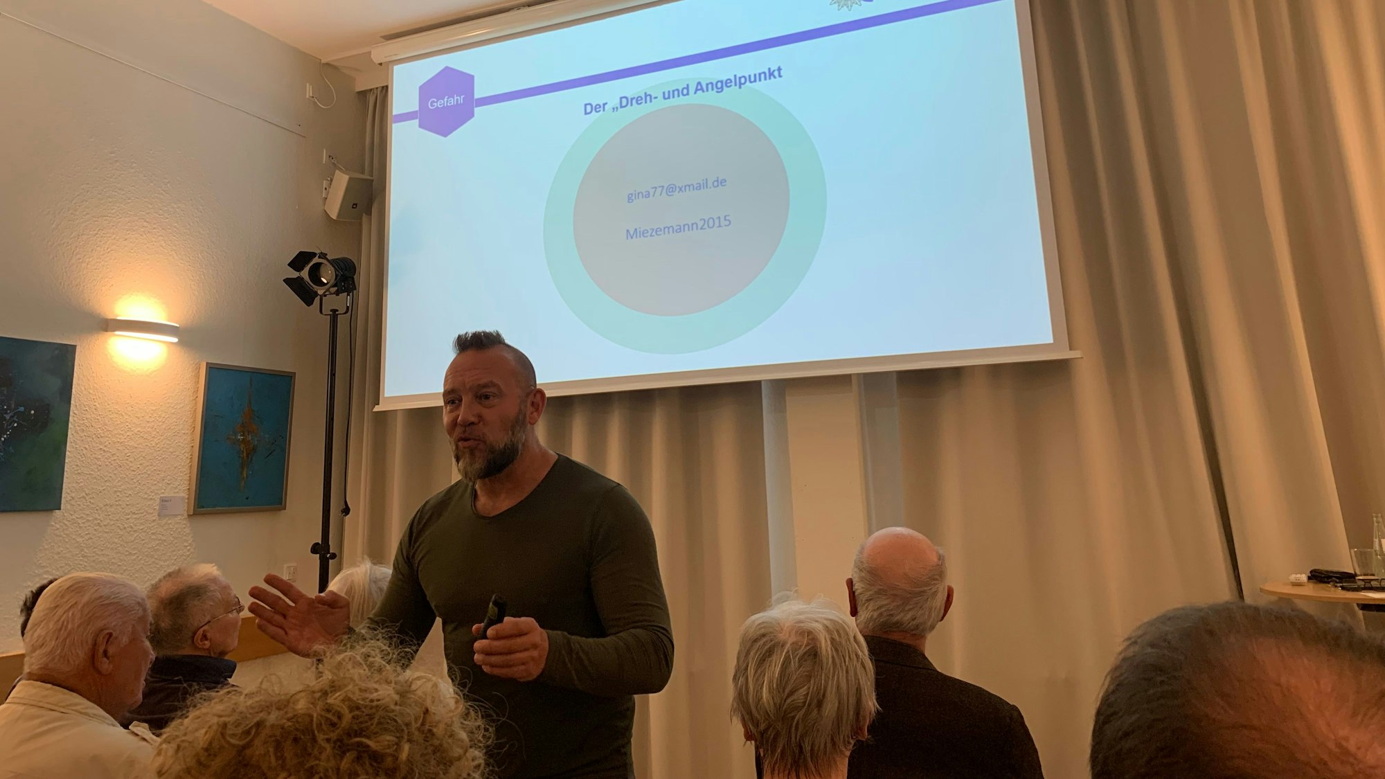 Vortrag der Polizei in Leverkusen