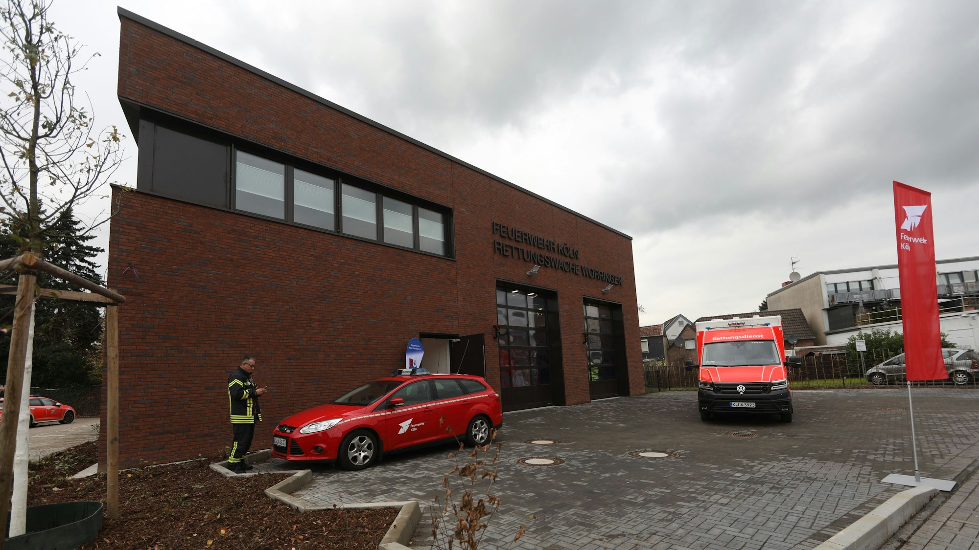 Das Bild zeigt die neue Rettungswache mit zwei Einsatzfahrzeugen.