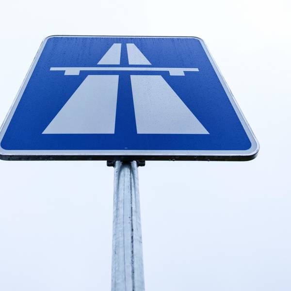 Ein Autobahnschild.