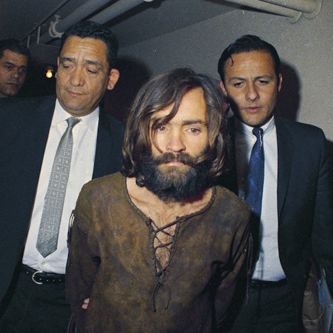 Der später wegen mehrfachen Mordes verurteilte US-Kriminelle Charles Manson wird zur Anklageverlesung im Zusammenhang mit dem Mord an der Schauspielerin Sharon Tate und weiterer Personen gebracht.