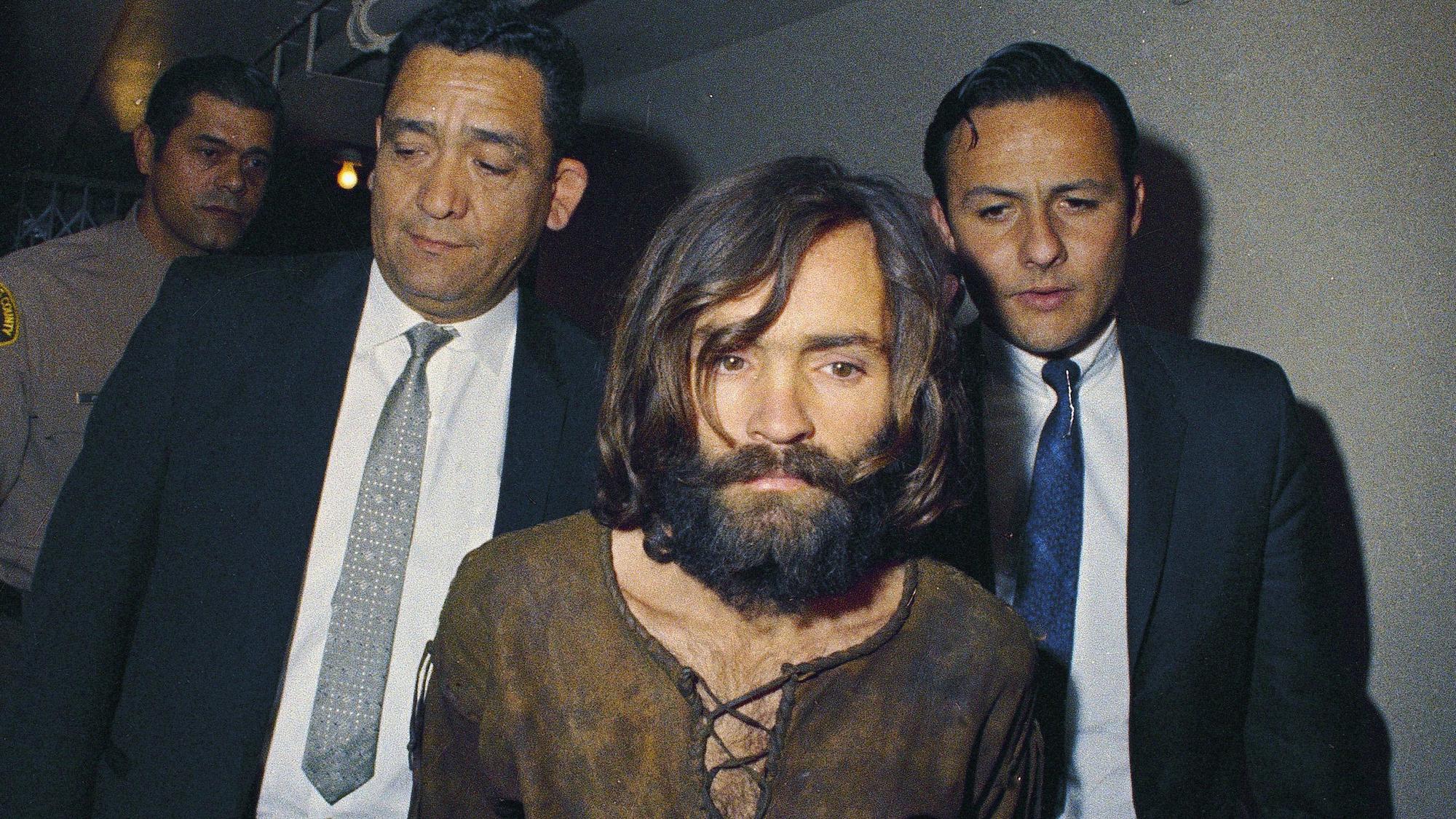 Der später wegen mehrfachen Mordes verurteilte Charles Manson wird zur Anklageverlesung im Zusammenhang mit dem Mord an der Hollywood-Schauspielerin Sharon Tate und weiteren Opfern gebracht.