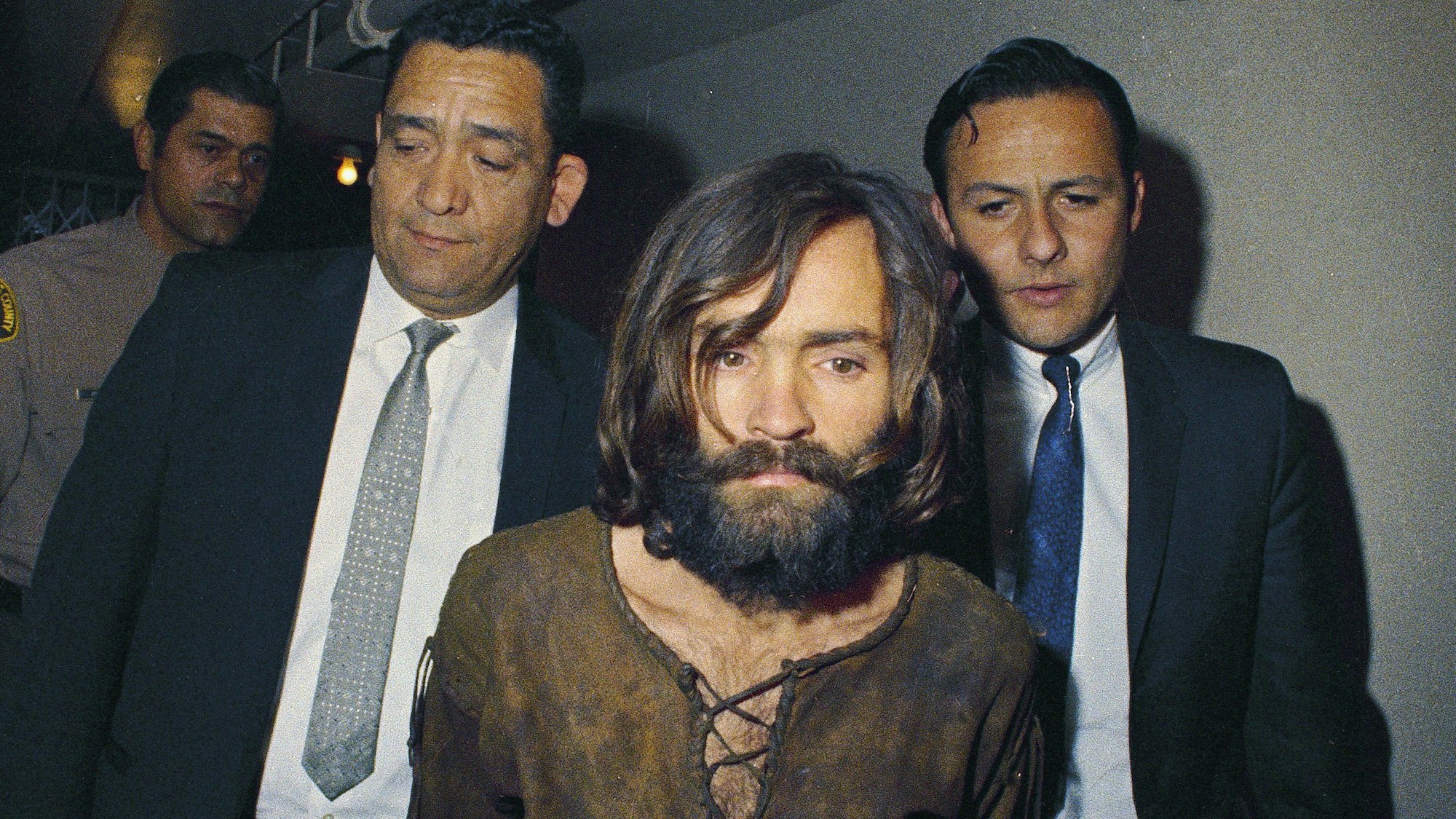 Der später wegen mehrfachen Mordes verurteilte US-Kriminelle Charles Manson wird zur Anklageverlesung im Zusammenhang mit dem Mord an der Schauspielerin Sharon Tate und weiterer Personen gebracht.