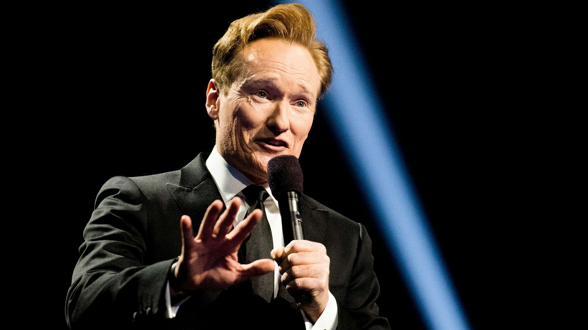 ARCHIV - 11.12.2016, Norwegen, Oslo: Conan O'Brien, Comedian und Fernsehmoderator aus den USA, spricht während eines Konzerts anlässlich der Friedensnobelpreisverleihung 2016. (zu dpa: «Comedian Conan O'Brien moderiert Oscars») Foto: Jon Olav/NTB SCANPIX/dpa +++ dpa-Bildfunk +++