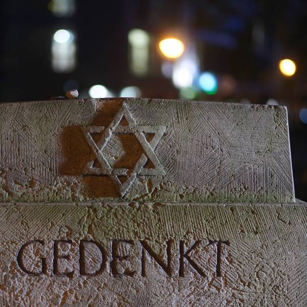 Ein Gedenkstein am Standort der früheren Synagoge im Zentrum der Stadt Leipzig.