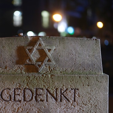 Ein Gedenkstein am Standort der früheren Synagoge im Zentrum der Stadt Leipzig.