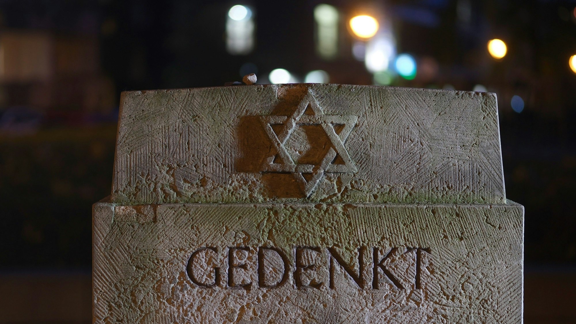 Ein Gedenkstein am Standort der früheren Synagoge im Zentrum der Stadt Leipzig.
