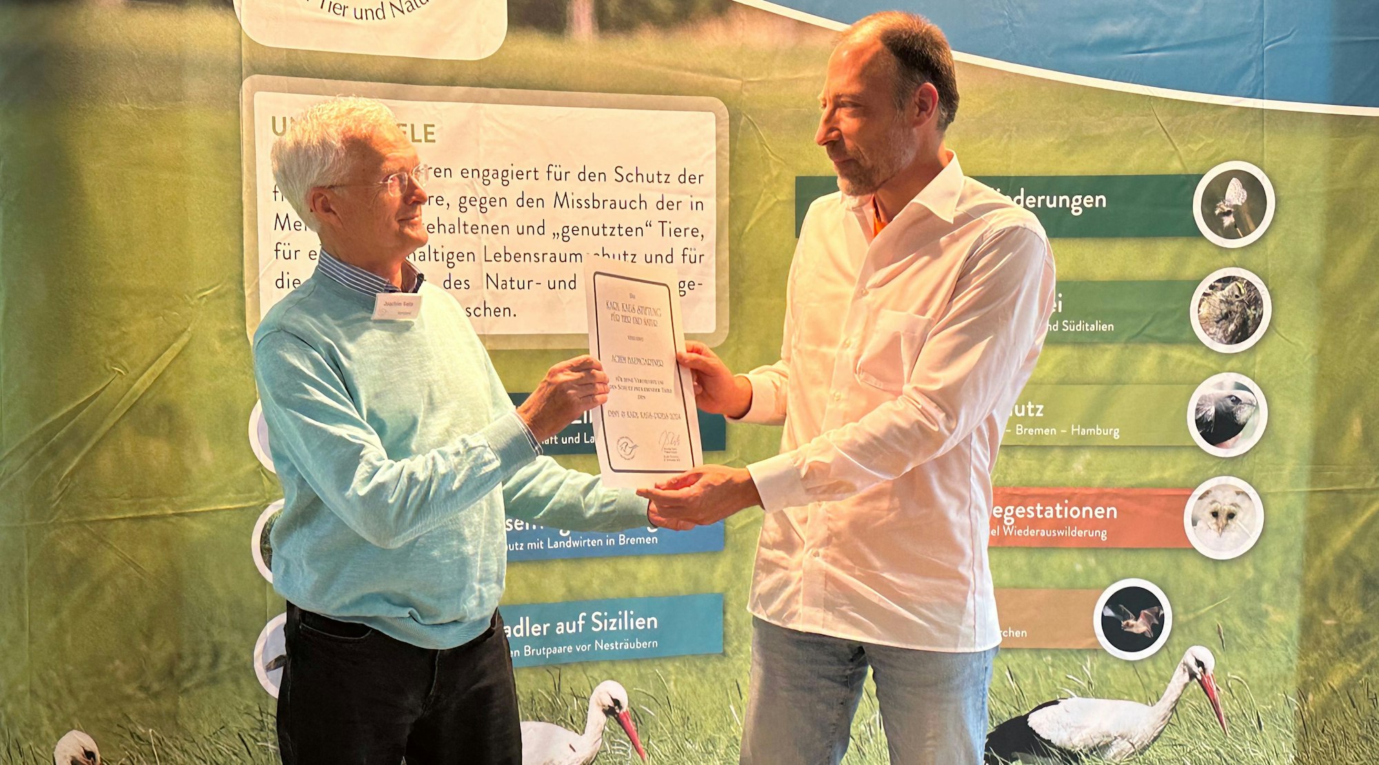 Achim Baumgartner vom BUND bekommt von Joachim Seitz, Vorsitzender der Karl Kaus Stftung, den Emmy & Karl Kaus Preis 2024 überreicht.