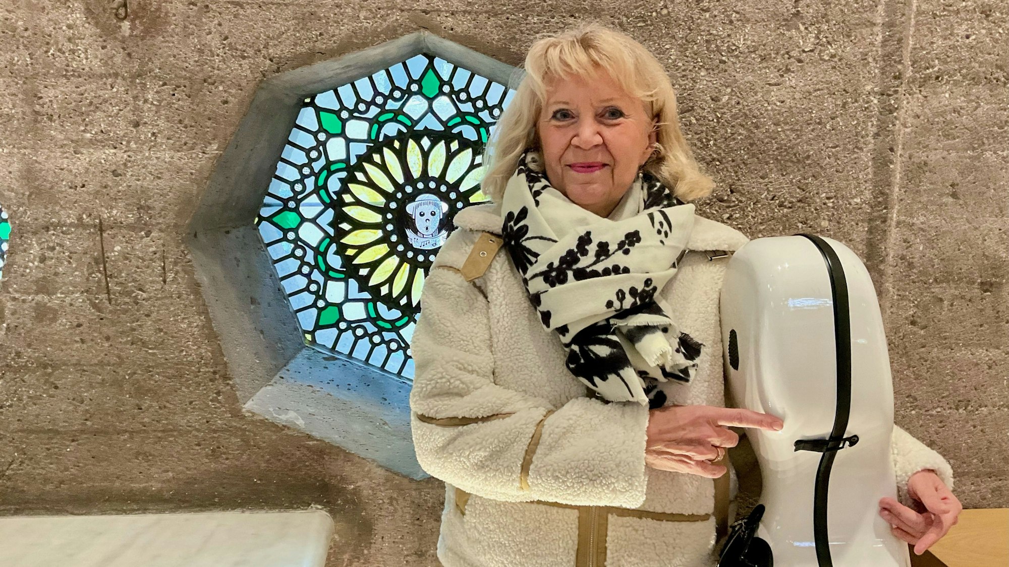 Die Kölner Musikerin Birgit Heinemann mit ihrem Cello in der ehemaligen Sülzer Waisenhauskirche, die inzwischen ein Konzert- und Veranstaltungsraum ist.