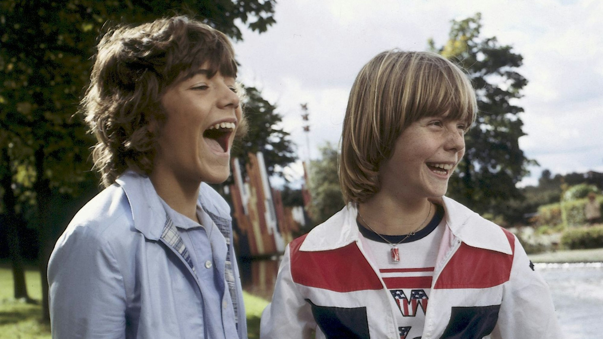 Timm Thaler (Thomas Ohrner, l.) mit seiner Schulfreundin Babsi (Susanne Bessen) in einer Szene aus der ZDF-Weihnachtsserie „Timm Thaler“.