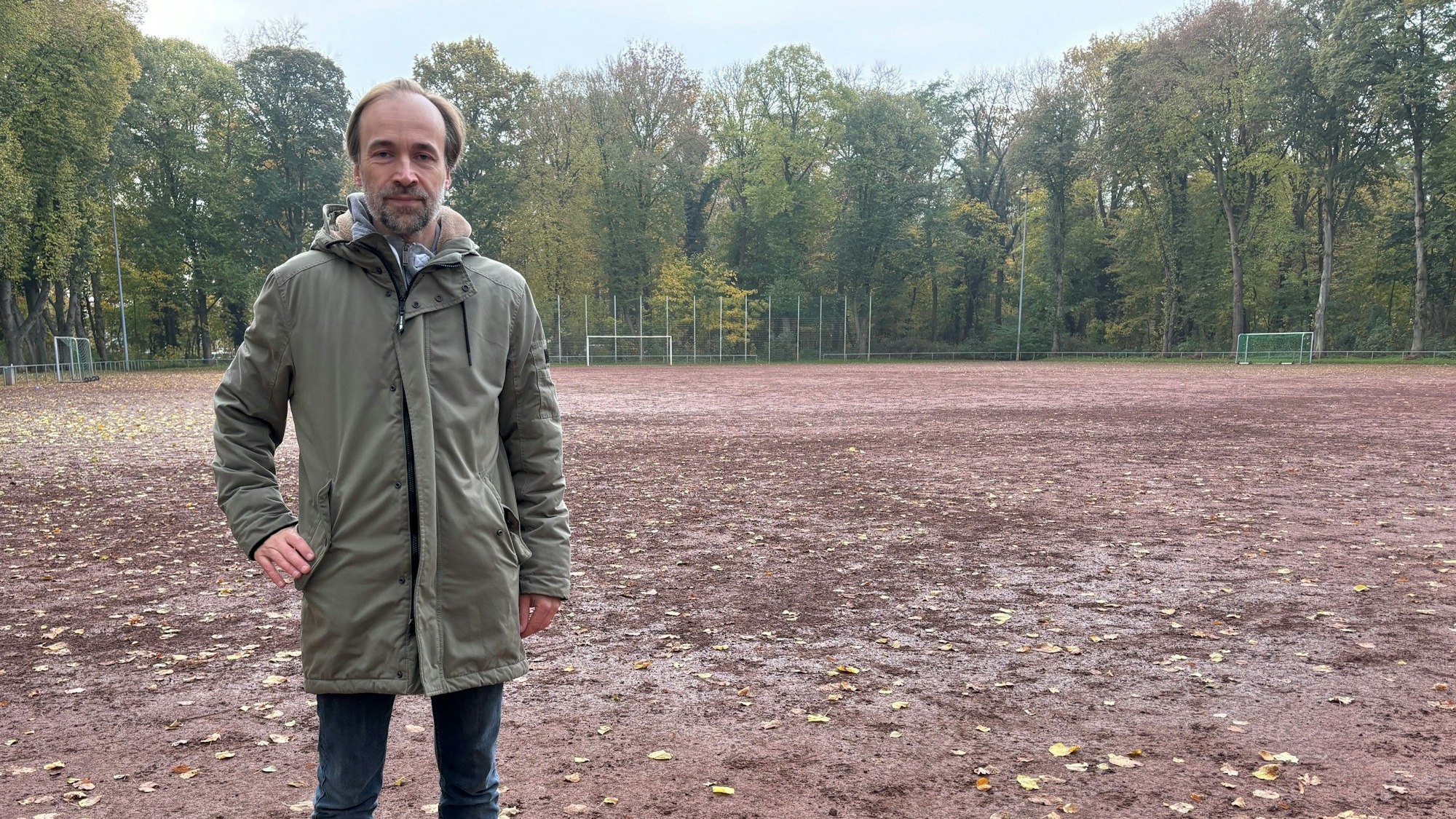 Sämisch am Ascheplatz am Fort Deckstein. Der ist in einem schlechten Zustand und bräuchte ohnehin eine Sanierung.