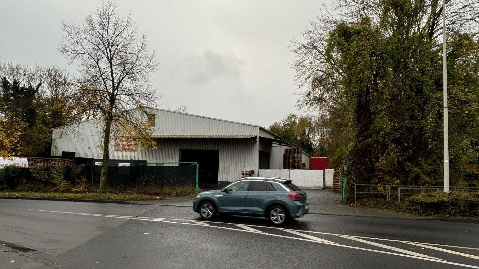 Auf dem Bild ist die ehemalige Gewerbehalle an der Hochstedenstraße zu sehen.