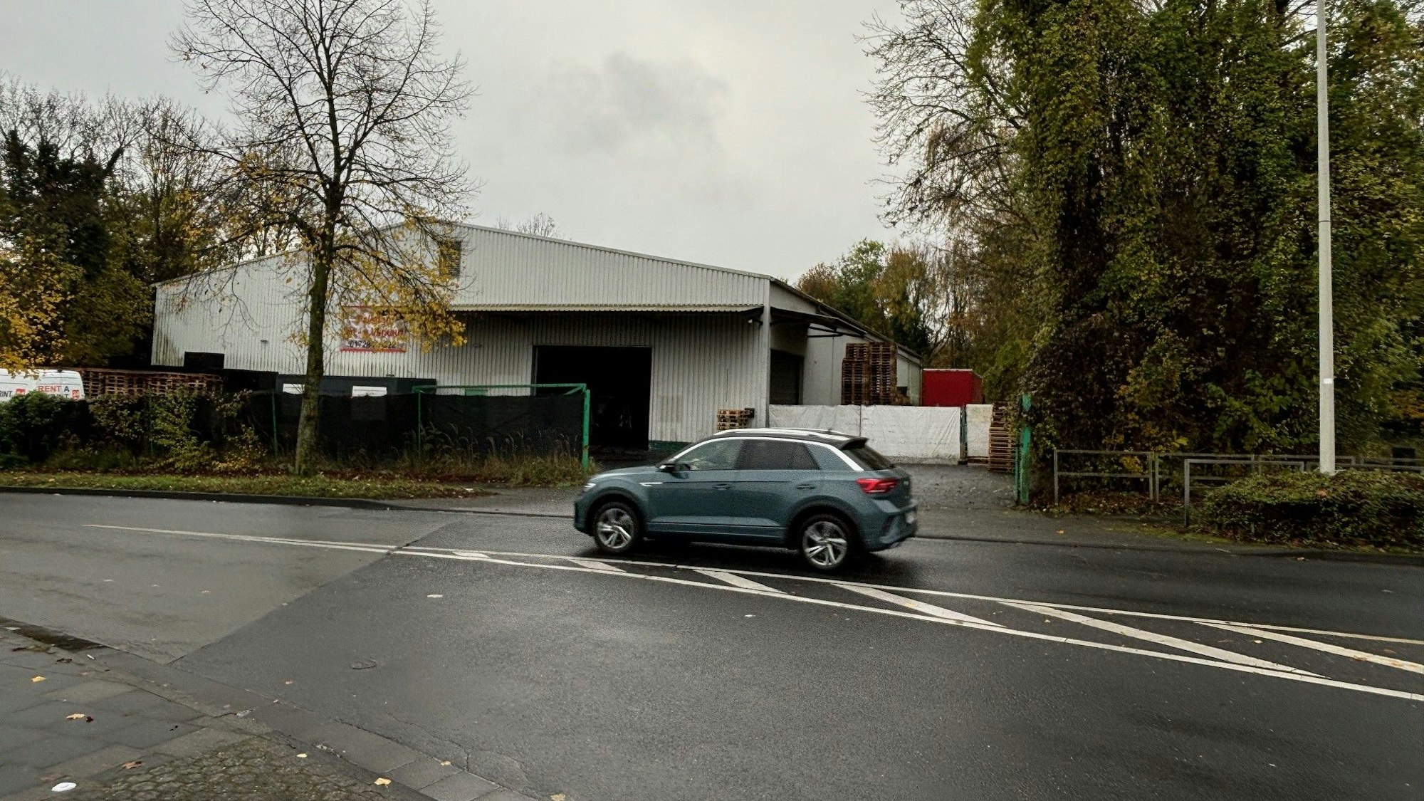 Auf dem Bild ist ein städtisches Grundstück an einer Straße zu sehen.