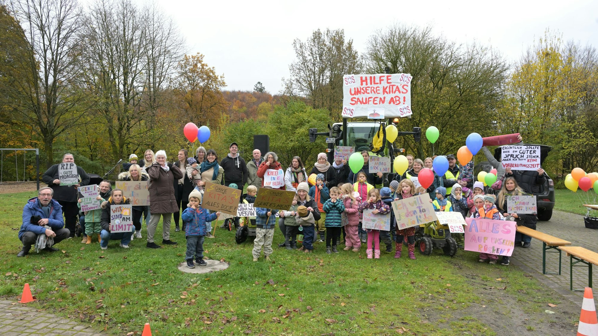 Das Foto zeigt die Protestaktion der Caritas-Kita in Olpe