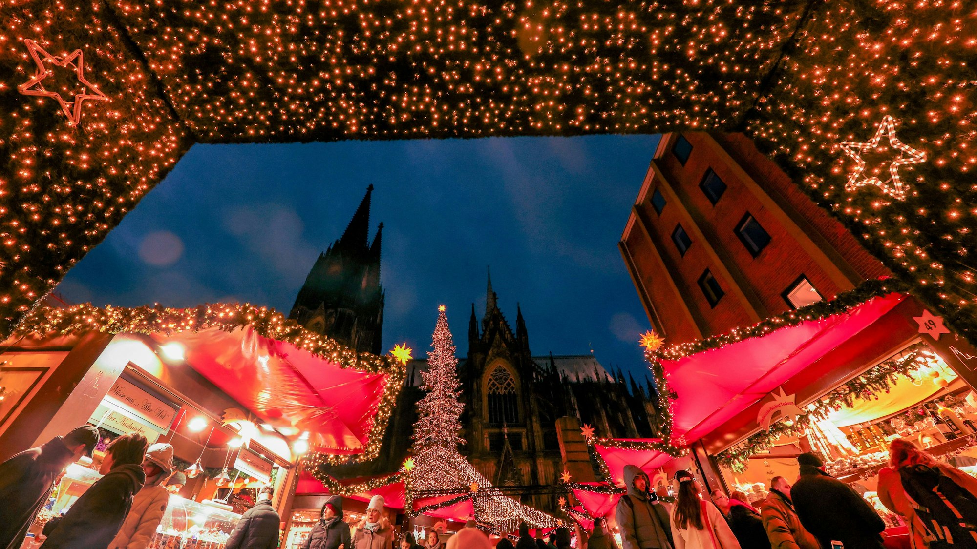 Ansicht des Weihnachtsmarktes auf dem Roncalliplatz am Dom in Köln