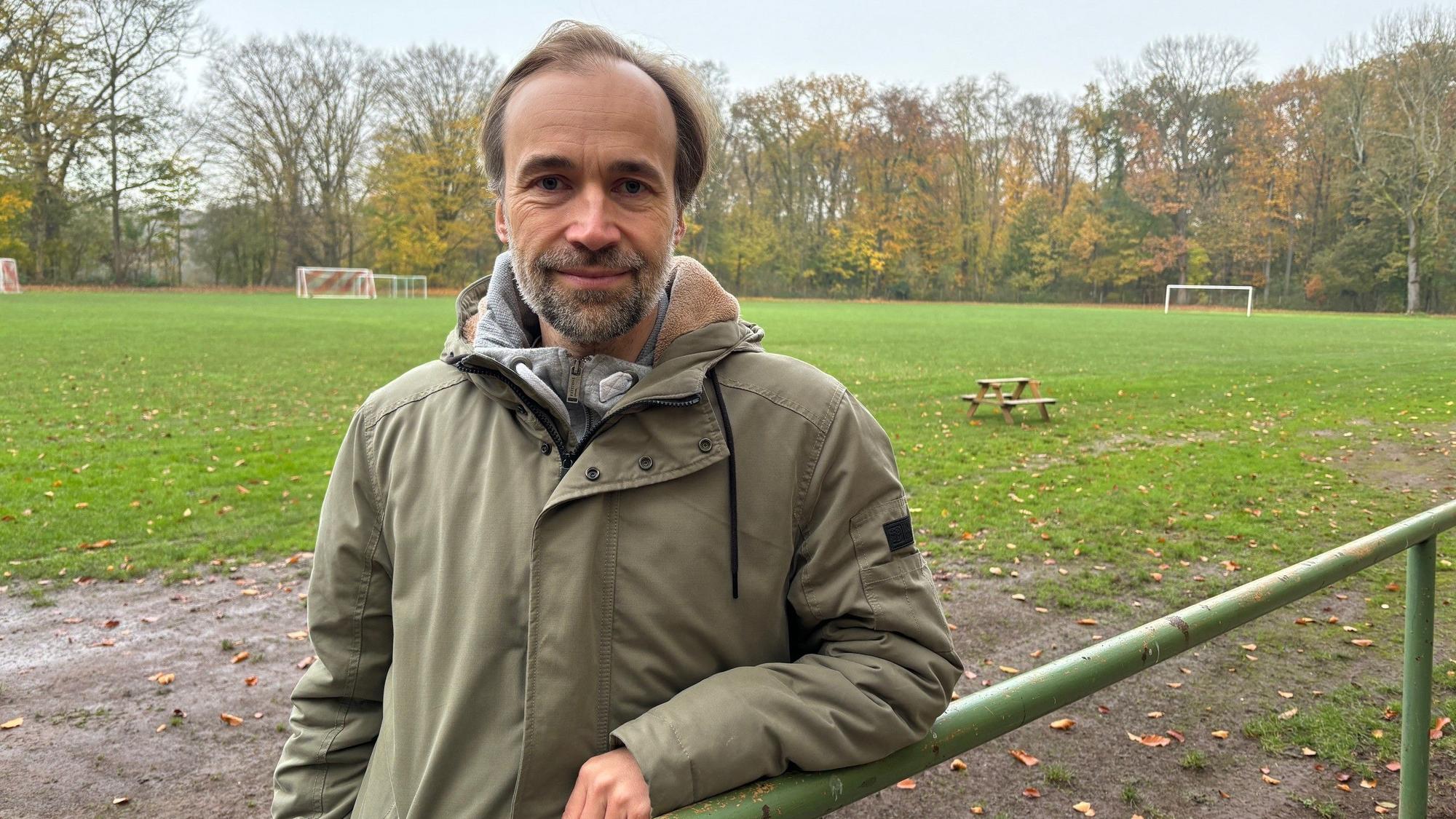 Hendrik Sämisch, erster Vorsitzender des Kinderfußballvereins Ballfieber Colonia, steht an dem „Kampfbahn“ genannten Rasenplatz am Decksteiner Fort.