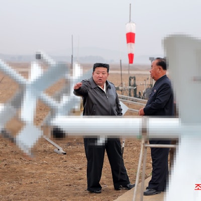 Die von der staatlichen nordkoreanischen Nachrichtenagentur KCNA am 15.11.2024 zur Verfügung gestellte Aufnahme zeigt nach Angaben von KCNA Kim Jong Un, Machthaber in Nordkorea, beim Besuch eines Drohnentests.