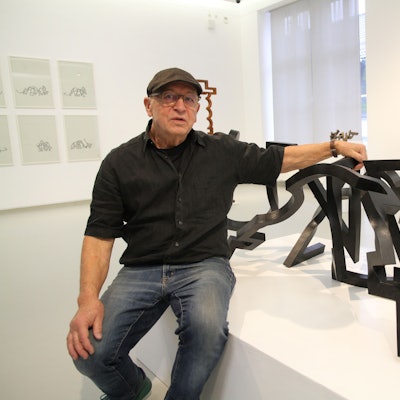 Ein Künstler mit einer Stahlskulptur