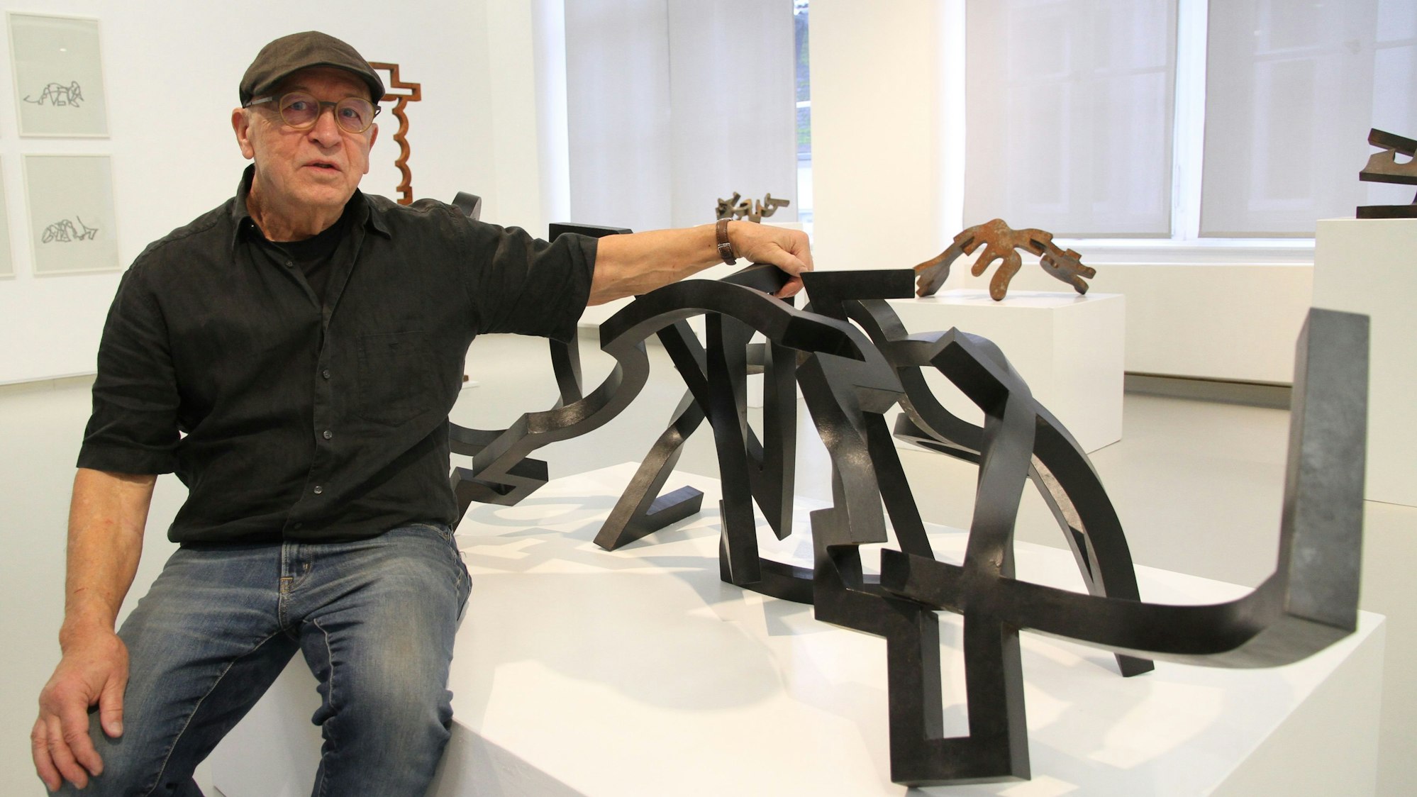 Ein Künstler mit einer Stahlskulptur