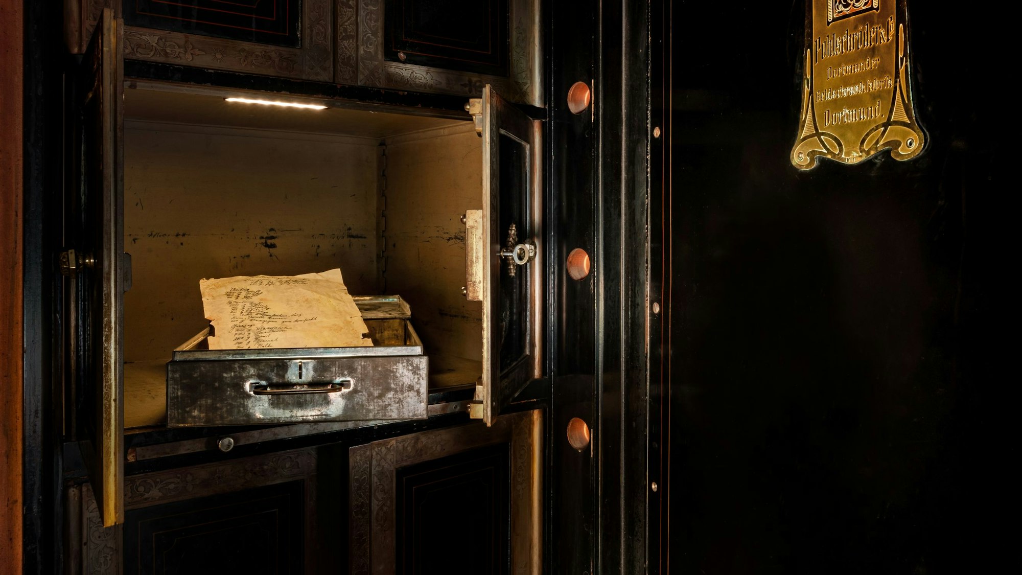 In einer Silbertruhe wird das Rezept des Traditionsstollens in einem hauseigenen Tresor aufbewahrt.