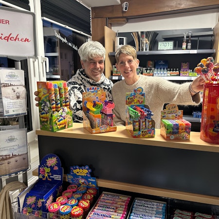 Mario und Angelika Schmitz in ihrem neuen Augustiner Büdchen neben dem Hotel „Das Augustin“ in der Uhlandstraße 8.