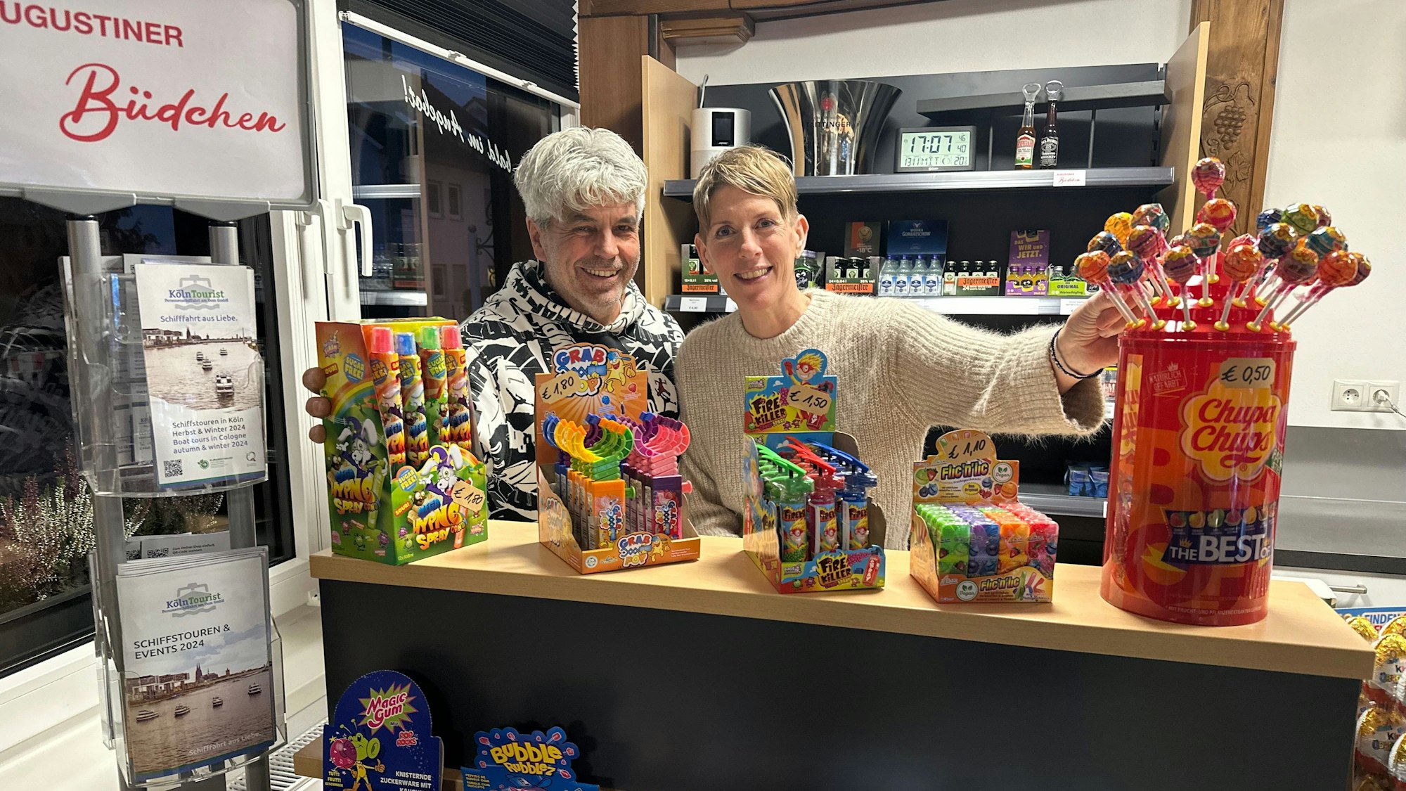 Mario und Angelika Schmitz in ihrem neuen Augustiner Büdchen neben dem Hotel „Das Augustin“ in der Uhlandstraße 8.