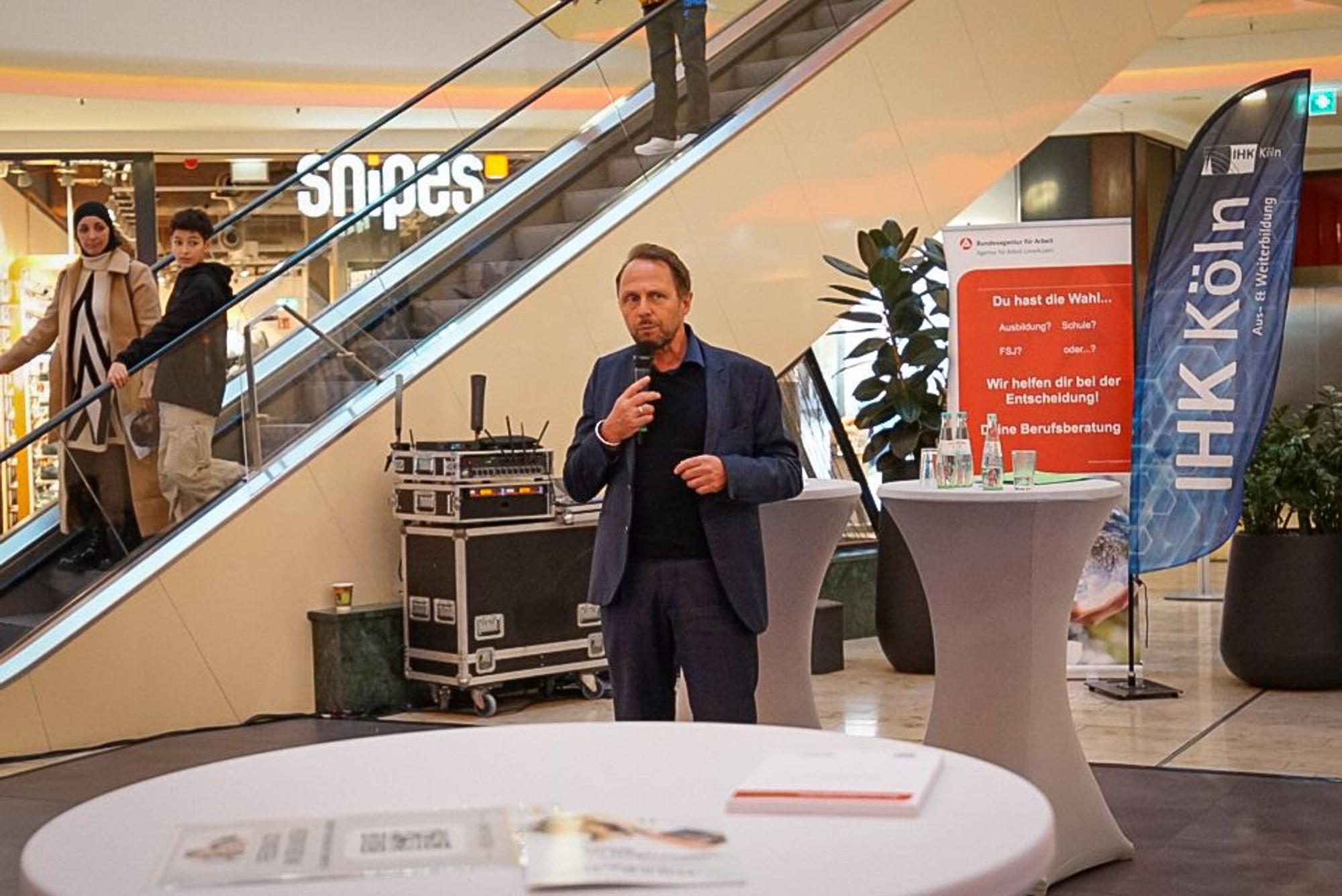 Oberbürgermeister Uwe Richrath eröffnet die Berufsmesse
