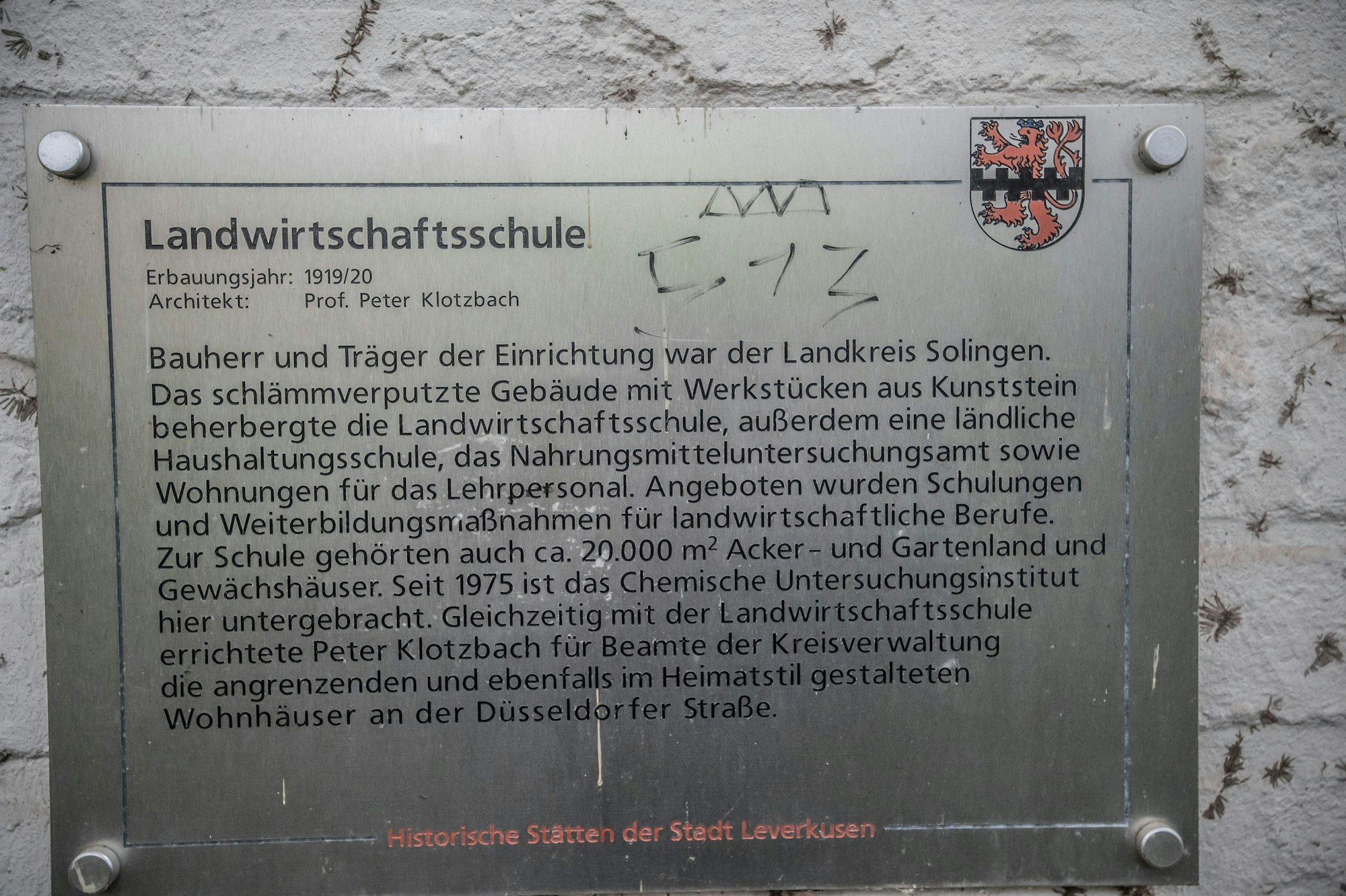 In der seit Jahren leerstehenden Landwirtschaftsschule (Architekt Peter Klotzbach) war das chemische Untersuchungsinstitut des Leverkusener Umweltamts ansässig.