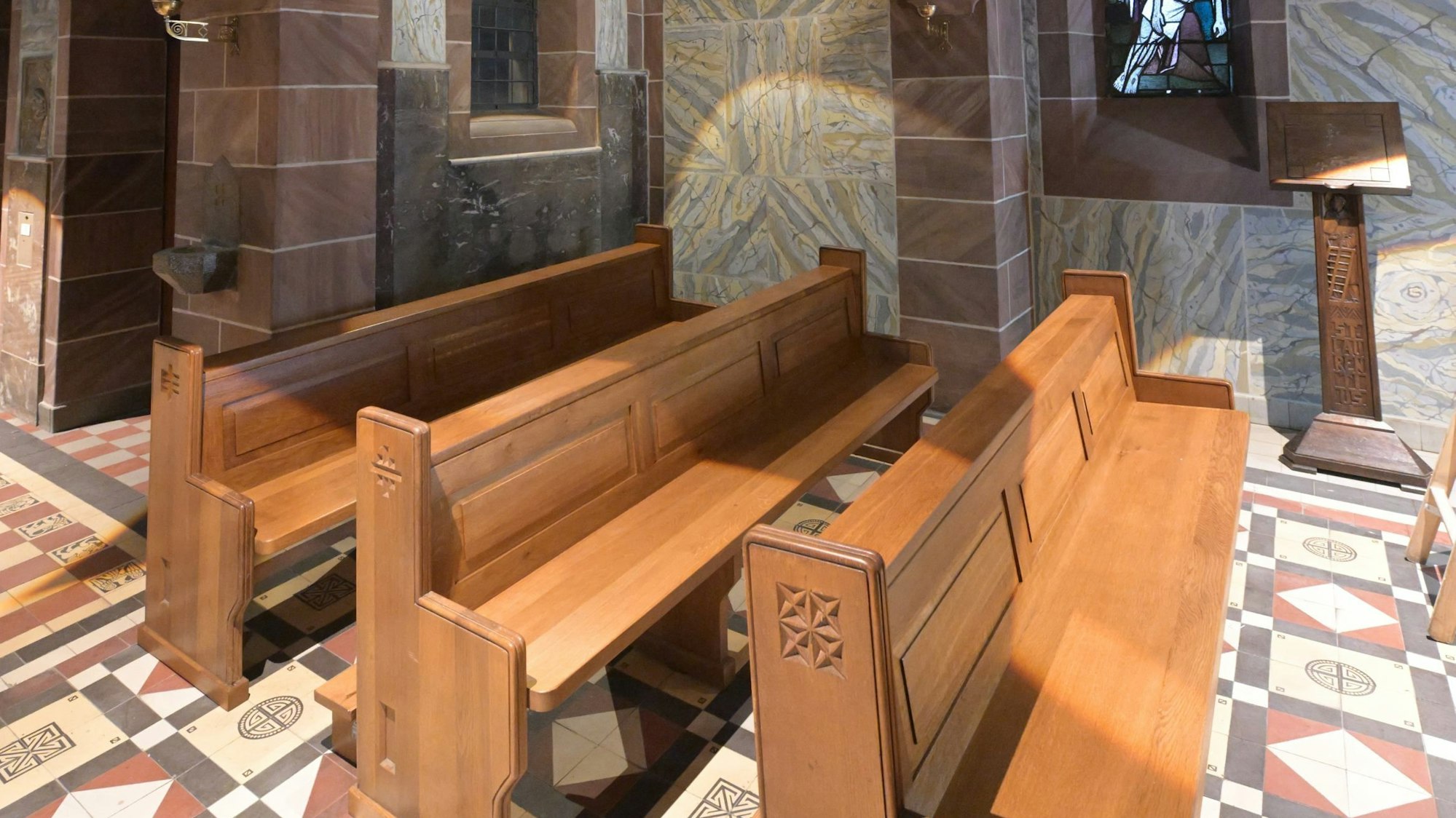 Das Foto zeigt die Kirchenbänke in St. Laurentius