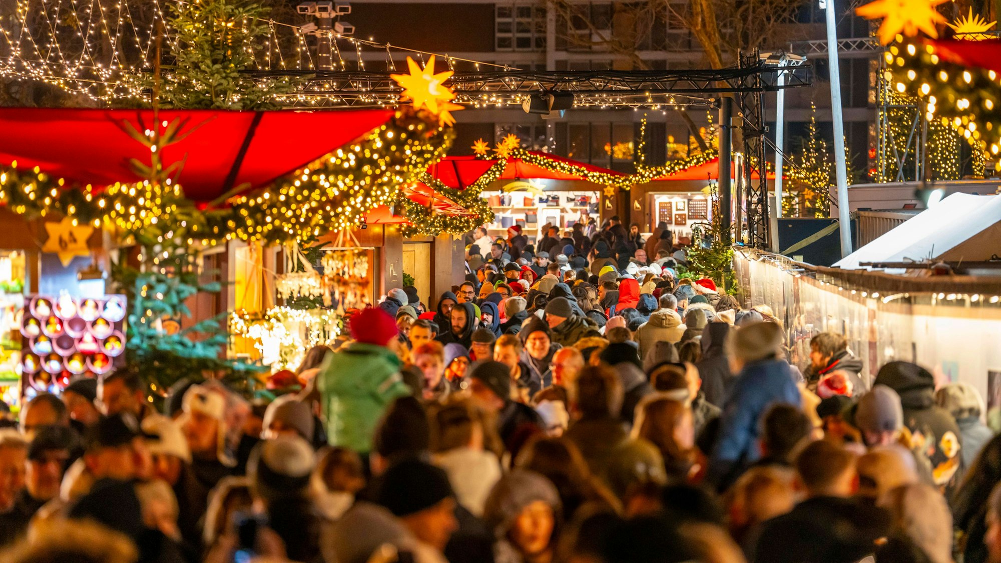 Weihnachtsmarkt auf dem Roncalliplatz am Dom