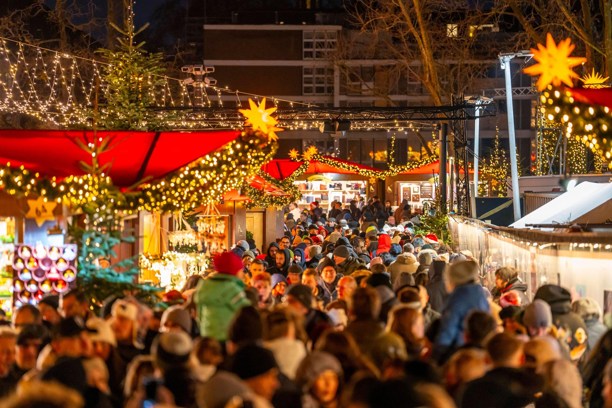 Auf dem Weihnachtsmarkt am Dom drängeln sich am verkaufsoffenen Sonntag am ersten Advent des vergangenen Jahres die Besucher.