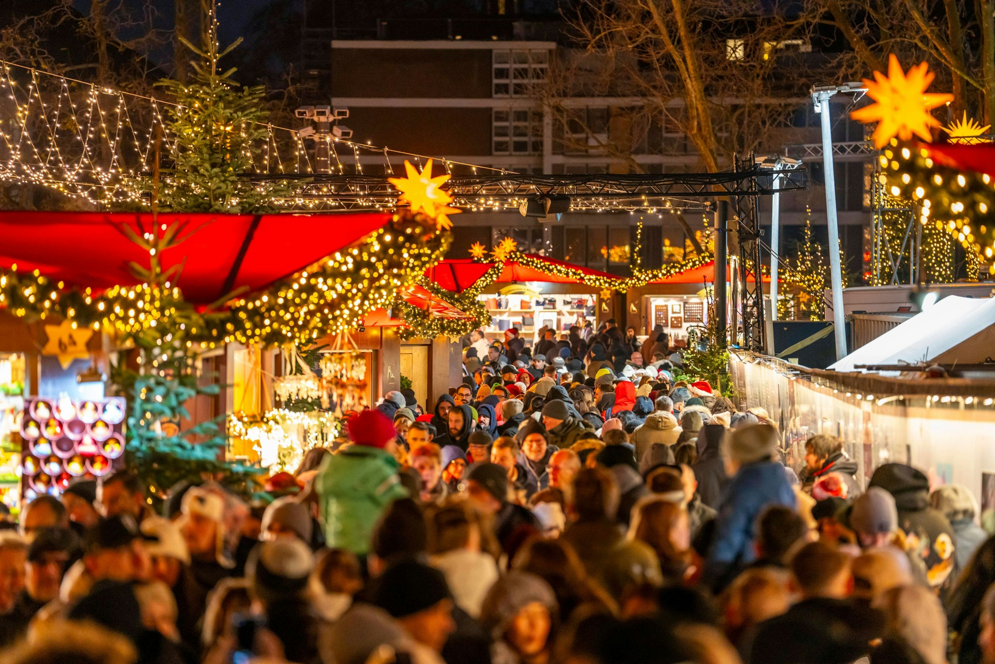 Auf dem Weihnachtsmarkt am Dom drängeln sich am verkaufsoffenen Sonntag am ersten Advent des vergangenen Jahres die Besucher.